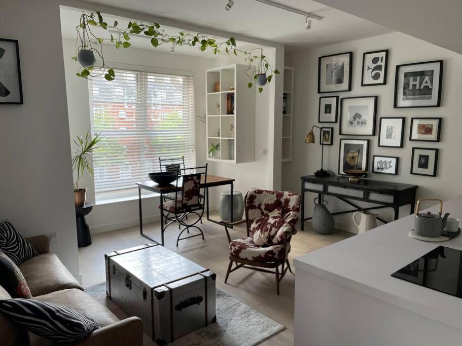 Luxury 1 Bed Marina Free Parking Apartment